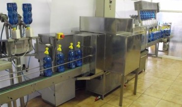 SZKM roller conveyor and brush – equipped bottle washer device