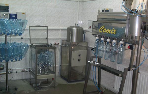 Különböző zárású palackozó berendezések és kiegészítő egységei